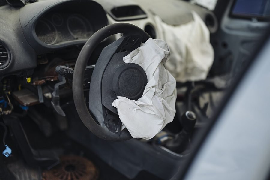 Car safety system with airbag notification