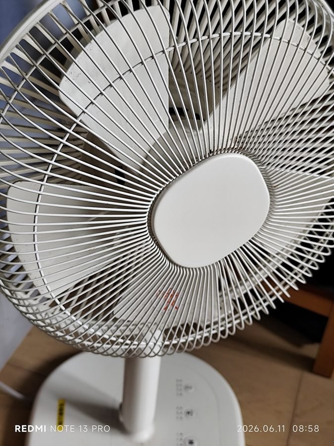 Electric table fan of the type controlled by the system